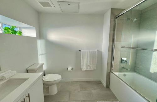 Corner 2 Bedroom 2 Bath Condo - Balcony - Parking - Foto 16