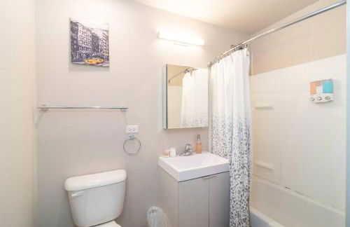 McCormick Oasis with Balcony, Optional Parking, Patio and Gym Sleeps 6 Near McCormick Place, Grant Park, Soldier Field & Museum Campus - Foto 10