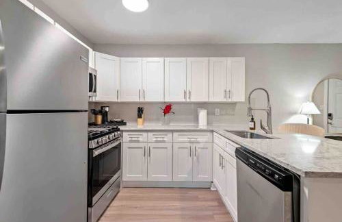 Quiet neighborhood steps away from Downtown stores - Foto 12