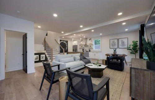 Skyline Luxury - Rooftop Deck- King Suites-Garage - Foto 2