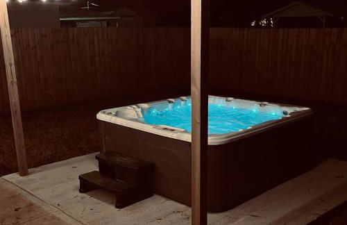 1920 Brick House-Hot Tub-Outdoor Brickoven Pizza-Pets-Breweries - Foto 14