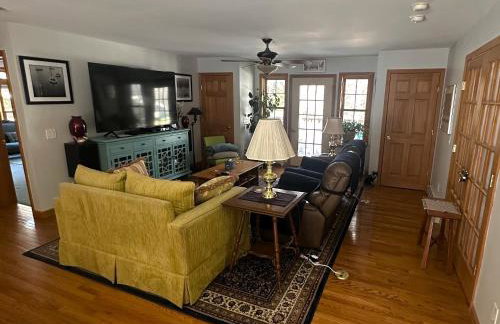 Private 5-Acre Escape - Pool, Lake & Gardens - Foto 24