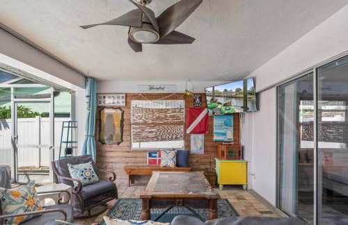 Pirates Den a 4BR Pet-Friendly Waterfront Oasis with Pool, Dock, Personal Water Boats, Fire Pit, Game Room and Bar - Foto 42