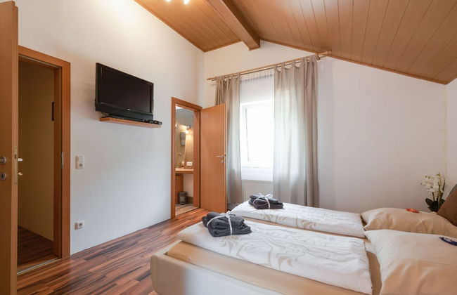 Modern Holiday Home in Pinsdorf With Garden - Photo 5