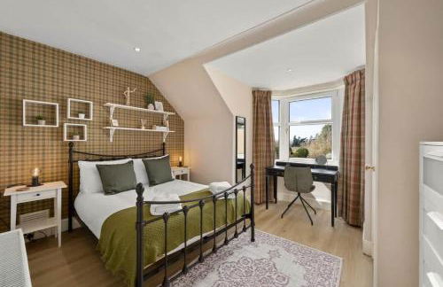 Gilmore House - 5 Bedroom Victorian Home with Hot Tub - Photo 12