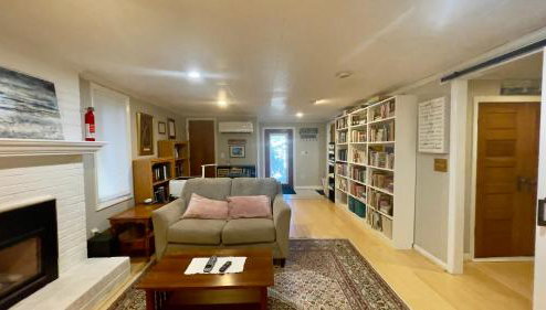 Near downtown with hot tub sleeps seven - Foto 1