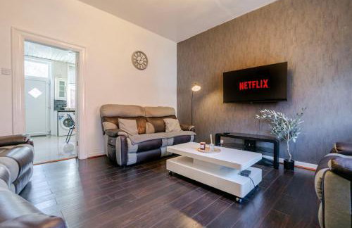 Westfield House, 2BR Sleeps 6, Oldham - Photo 16