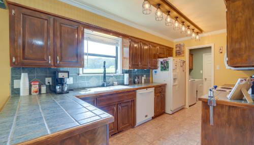 Spacious Arkansas Abode with Balcony and Fire Pit! - Foto 3