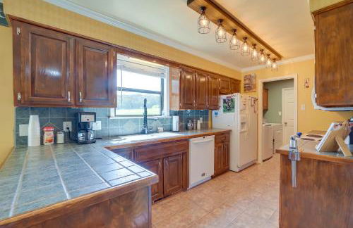 Spacious Arkansas Abode with Balcony and Fire Pit! - Foto 3