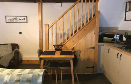 Listed One bedroom thatched cottage with garden - Photo 2