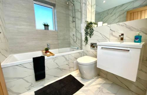 Amazing NEW Large 2 bedroom House - 5 Minutes to the nearest Beach! - Great Location - Garden - Parking - Fast WiFi - Smart TV - Newly decorated - sleeps up to 5! Close to Poole & Bournemouth & Sandbanks - Foto 5