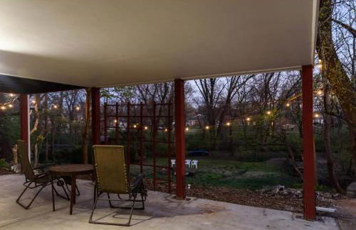 Spacious 5-Bedroom Retreat for 12 in Serene Neighborhood Near Louisville's Best Attractions - Photo 36