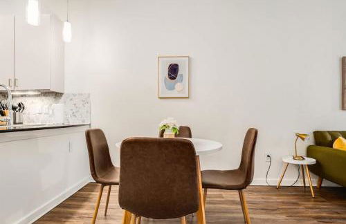 Boulevard Stays Walk to Downtown 1BR SoCo Pool Parking Gym 01 - Foto 9