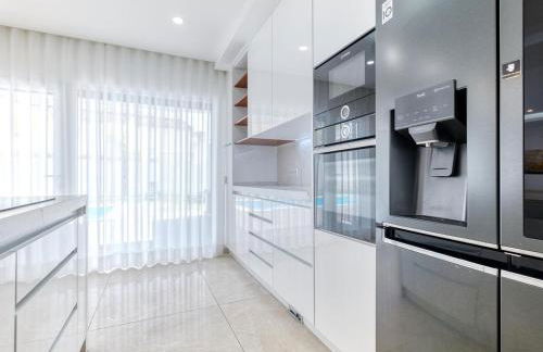 Vita Portucale ! Chic Luxe Villa with Saltwater Pool - Foto 14