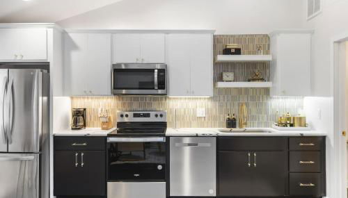 Vibrant Neon Condo Near Restaurants, Coffee and Bars - Foto 2