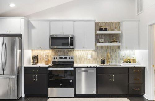 Vibrant Neon Condo Near Restaurants, Coffee and Bars - Foto 2