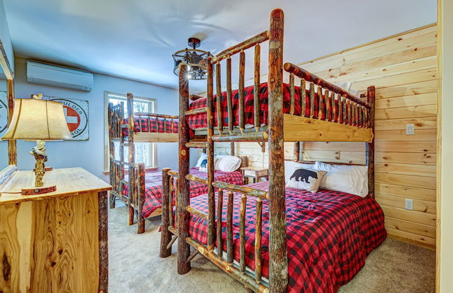 Over the Top Lodge by Avantstay Hot Tub, Shared Pool, Beach/lake Access - Foto 9