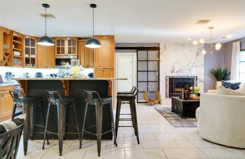 Lounge Area Office Fenced Yard Near It All - Photo 10