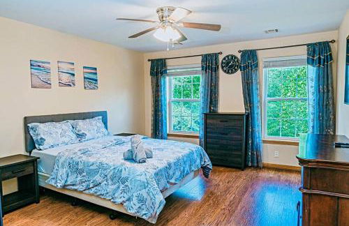 Gorgeous Cozy 5 Bedroom House with Hottub,Lake,Pool - Foto 23