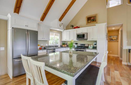 Hot Tub and Balcony Rainbow Retreat Near Wineries! - Foto 7