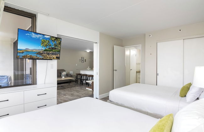 Partial Ocean View Condo with 2 Beds and Parking - Foto 78