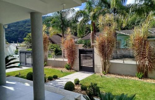 Casa Teresópolis perto do centro com três suítes e piscina - Foto 8