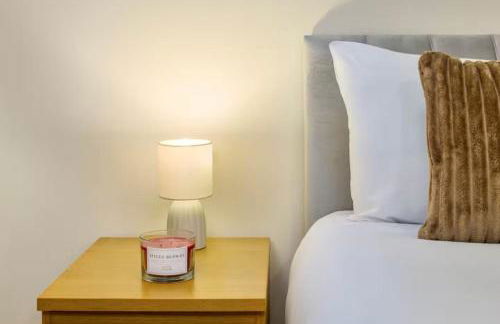 The Red Retreat, 7 Beds, Garden, Free Parking, Contractors, Fast Wifi, Smart TV - Foto 9