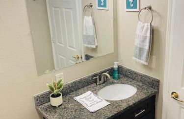 Pensa-Cozy Downtown bungalow, w/ backyard oasis! - Foto 24