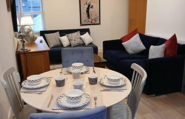 Luxury 1 bed apartment close to Airport and Exhibition centre ideal for short long term stays very cosy nicely furnished for comfort with all mod cons FreeParking on site Free WIFI - Foto 4