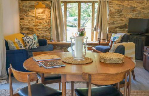 Escape to an Idyllic Countryside Couple's Retreat - Photo 10