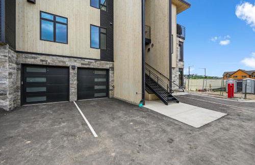 4-Season Modern Mountain Penthouse with Private Hot Tub & Scenic Views - Foto 65