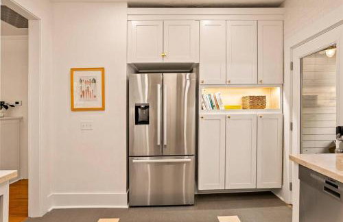 Vine Street Bungalow-Hot Tub, EV, Walk to Town - Photo 9