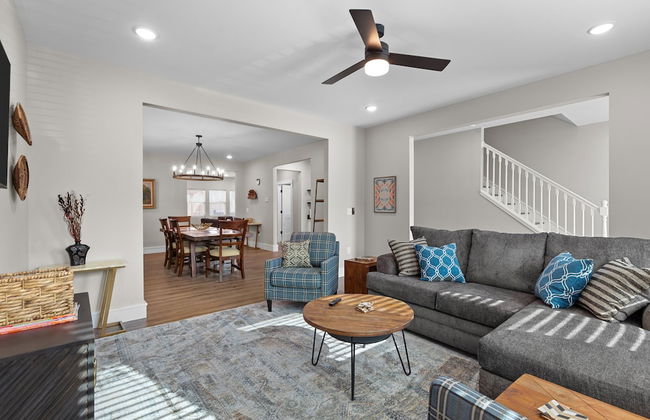 Bright Urban Comfort | JZ Vacation Rentals - Photo 1