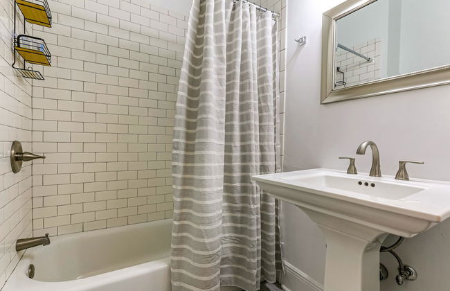 Vibrant Uptown Condos - Foto 26