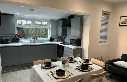 3 Bedroom home, with 4 beds, parking, walk to station & town centre families and business visitors welcome - Foto 6