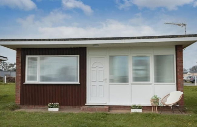 2 Bed Chalet Sleeps 4- Parking, Garden, Near Beach - Foto 23