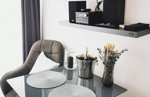 HH 02 by ROCKCHAIR - SUPERHOST Status - Modernes Apartment mit sonnigem Balkon & premium Boxspringbetten in Winterhude - Hamburg Top Geheimtipp - Foto 1