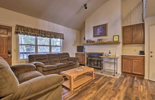 Fireplace and Stream Access Cozy Grand Lake Retreat - Foto 1