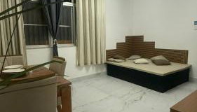 Barra - Espaçoso Apt frente Shopping Barra - 100 m2, 2 quartos, varanda, sala, banheiro e cozinha completa, 2 camas casal, 1 cama de solteiro, 1 sofá cama - Foto 5