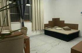 Barra - Espaçoso Apt frente Shopping Barra - 100 m2, 2 quartos, varanda, sala, banheiro e cozinha completa, 2 camas casal, 1 cama de solteiro, 1 sofá cama - Foto 5