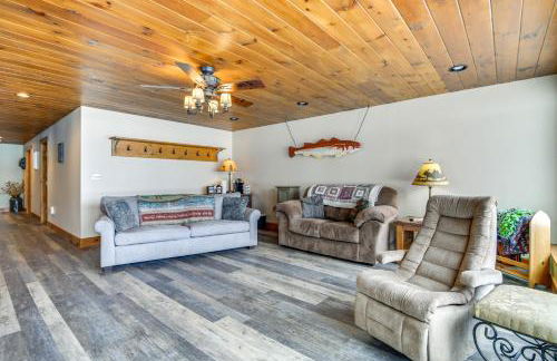 Lakefront New Hampshire Hideaway with Deck and Views - Foto 11