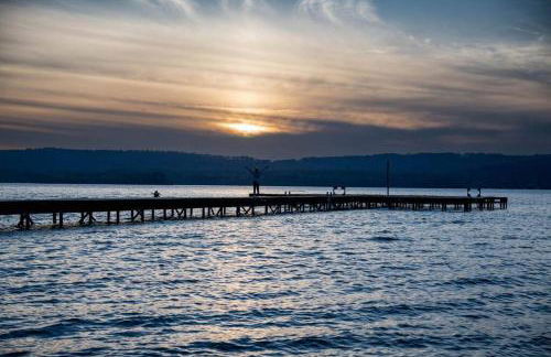 Rustic Chic Alabama Cabin w Loft Fire Pit Pet Friendly Fenced Yard Lake Guntersville - Coco Chateau - Foto 50