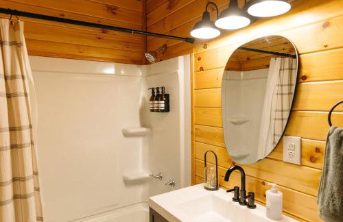 "Lumber Lodge" - Comfy & Woodsy Stay in RRG/Auxier - Foto 3