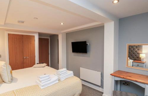 Blue Peter Engine Shed - Photo 14