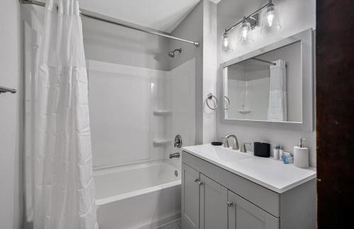 Unique Cabin With Hot Tub Close to Town - Foto 25