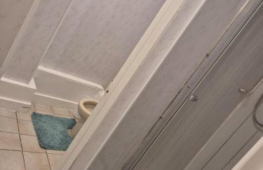 A bedroom flat in a house - Foto 4