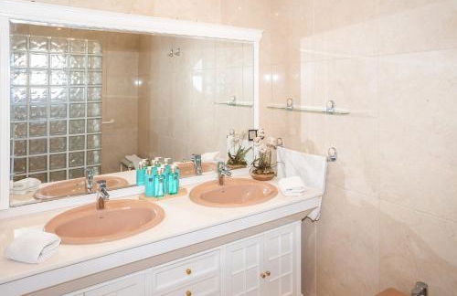 Vistas Increíbles y Confort en 1ª Línea de Playa - Photo 13