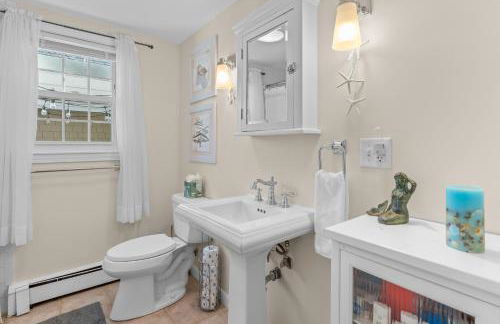 Charming House by the Beach with Patio Grill and FirePit - Foto 31