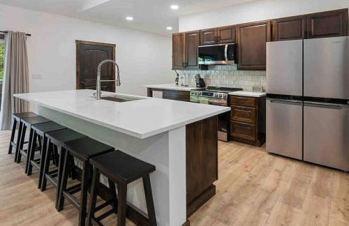 Luxe Mt. Rainier Lodge w/ Hot Tub-AC-Game Room - Foto 7