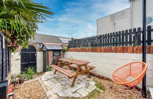 3-BR Luxe Cowes Cottage Harbour Views, Sleeps 6, with Private Garden - LONG TERM STAY WINTER SPECIAL OFFER AVAILABLE! - by Blue Puffin Stays - Foto 12